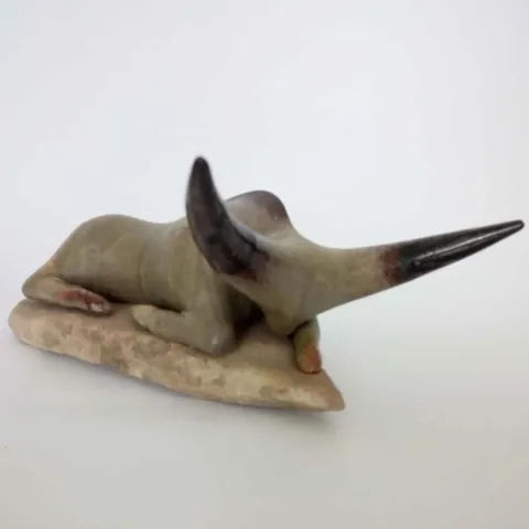 Bu eser AYŞE ERGÜNER tarafından 2018 yılında 18x25x12 cm ölçülerinde beyaz vakum çamur sırlı pişirim 1040 C tekniği ile yapılmıştır.