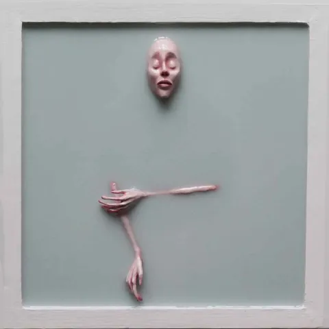 Bu eser DUYGU AYDOĞAN tarafından 2018 yılında 25x25x4 cm ölçülerinde Polimer kil akrilik epoksi reçine tahta tekniği ile yapılmıştır.