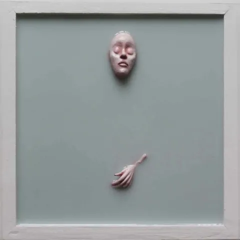 Bu eser DUYGU AYDOĞAN tarafından 2018 yılında 25x25x4 cm ölçülerinde Polimer kil akrilik epoksi reçine tahta tekniği ile yapılmıştır.