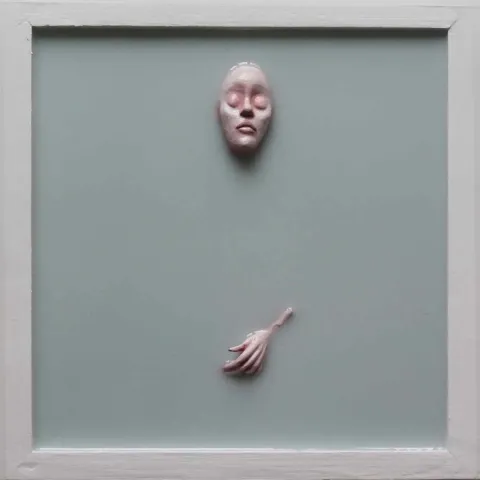 Bu eser DUYGU AYDOĞAN tarafından 2018 yılında 25x25x4 cm ölçülerinde Polimer kil akrilik epoksi reçine tahta tekniği ile yapılmıştır.