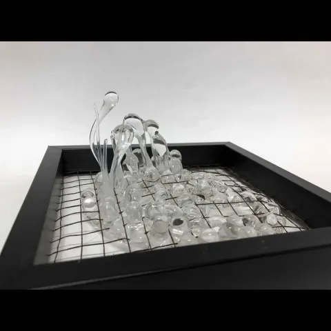 Bu eser ECEM YILMAZ tarafından 2018 yılında 25x25x10 cm ölçülerinde Sıcak Cam Şekillendirme tekniği ile yapılmıştır.