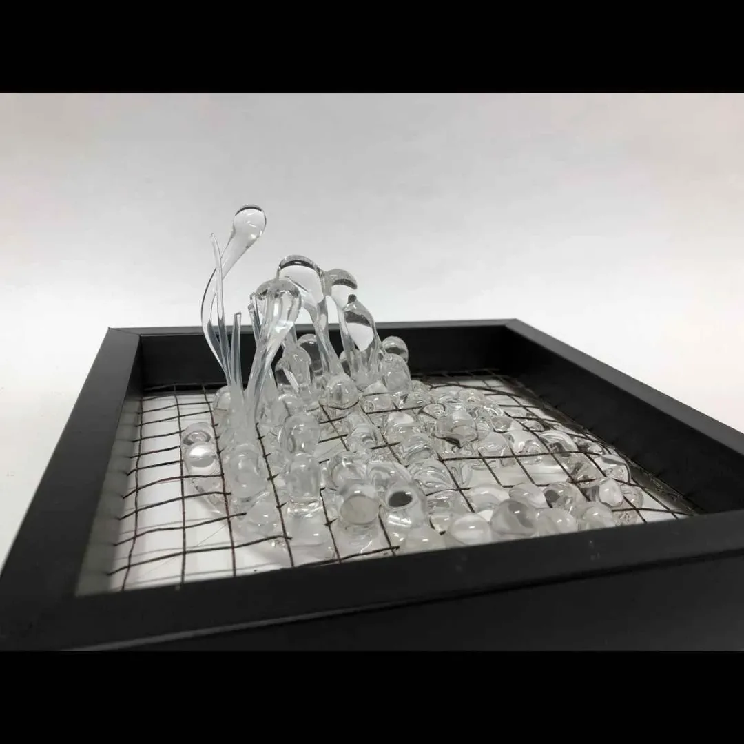 yakınlaştır "İsimsiz" eseri ECEM YILMAZ tarafından 2018 yılında 25x25x10 cm ölçülerinde Sıcak Cam Şekillendirme tekniği ile yapılmıştır.
