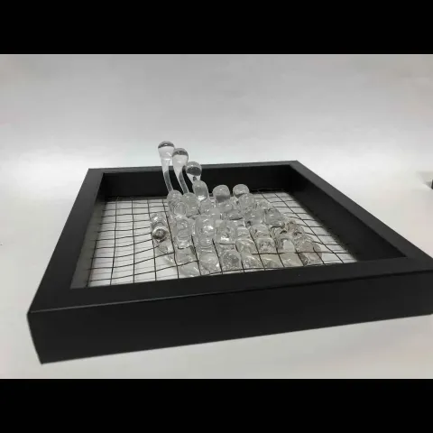 Bu eser ECEM YILMAZ tarafından 2018 yılında 25x25x10 cm ölçülerinde Sıcak Cam Şekillendirme tekniği ile yapılmıştır.
