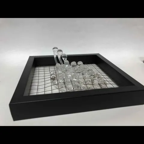 Bu eser ECEM YILMAZ tarafından 2018 yılında 25x25x10 cm ölçülerinde Sıcak Cam Şekillendirme tekniği ile yapılmıştır.