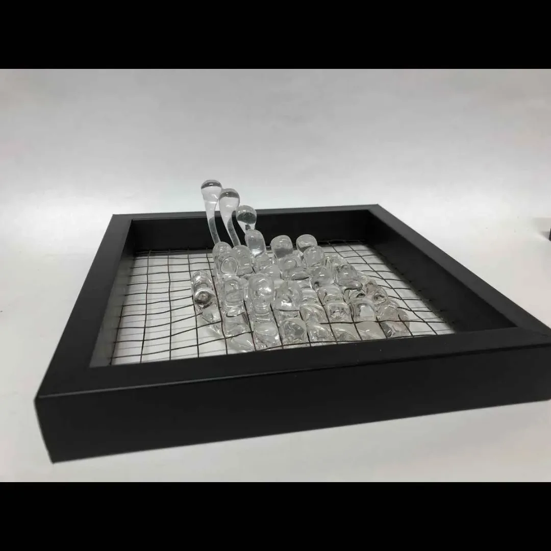 yakınlaştır "İsimsiz" eseri ECEM YILMAZ tarafından 2018 yılında 25x25x10 cm ölçülerinde Sıcak Cam Şekillendirme tekniği ile yapılmıştır.