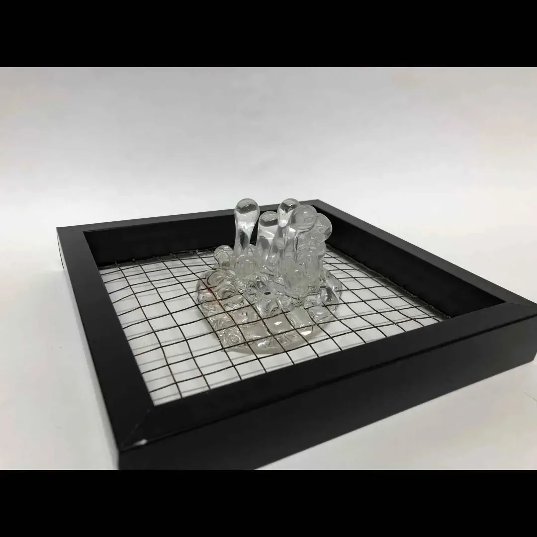 yakınlaştır "İsimsiz" eseri ECEM YILMAZ tarafından 2018 yılında 25x25x10 cm ölçülerinde Sıcak Cam Şekillendirme tekniği ile yapılmıştır.