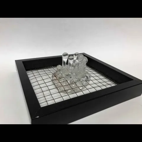 Bu eser ECEM YILMAZ tarafından 2018 yılında 25x25x10 cm ölçülerinde Sıcak Cam Şekillendirme tekniği ile yapılmıştır.