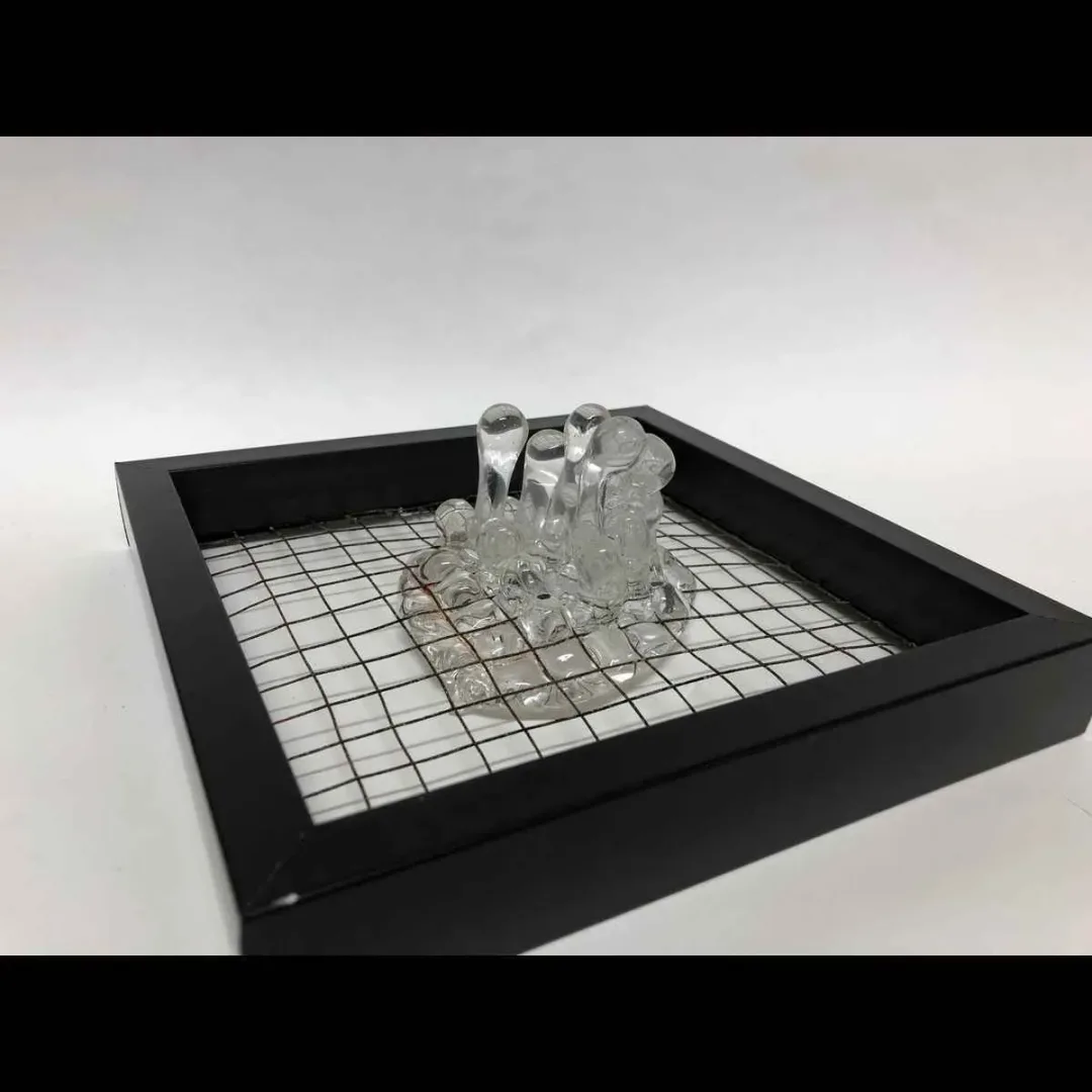 yakınlaştır "İsimsiz" eseri ECEM YILMAZ tarafından 2018 yılında 25x25x10 cm ölçülerinde Sıcak Cam Şekillendirme tekniği ile yapılmıştır.