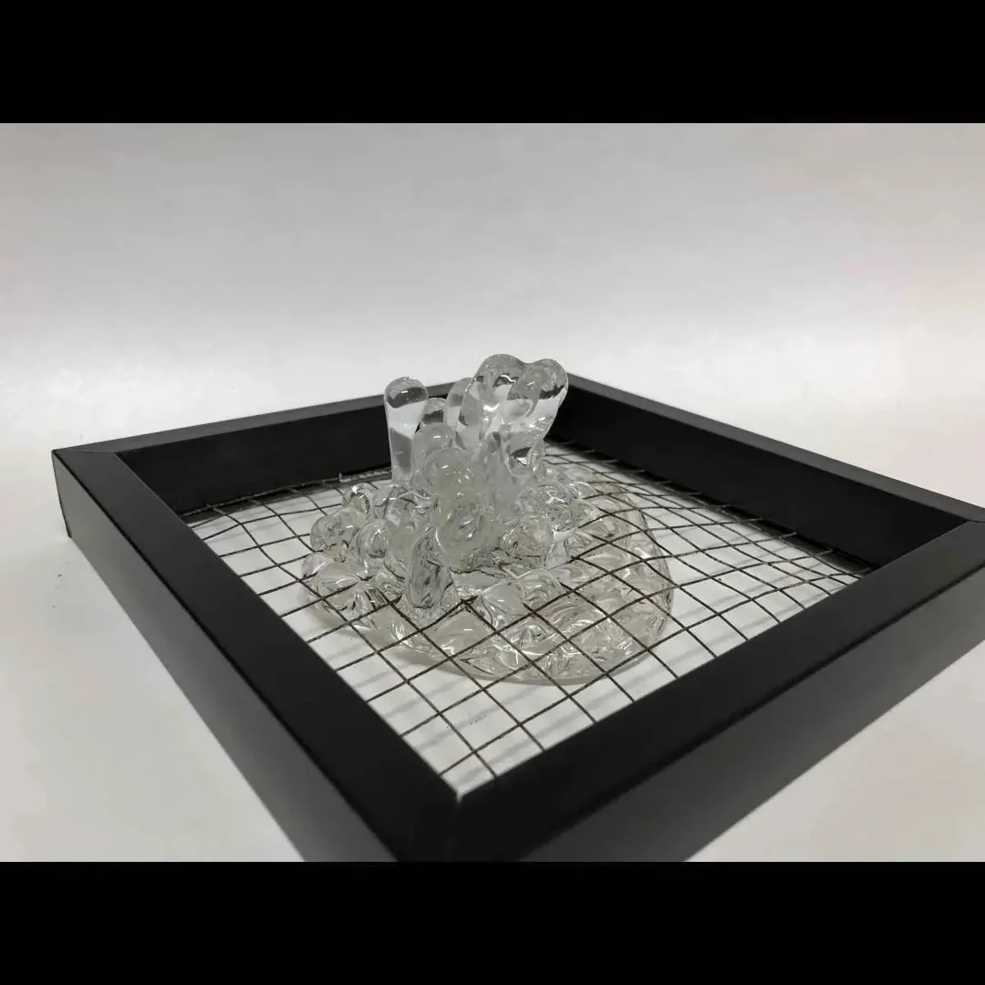 yakınlaştır "İsimsiz" eseri ECEM YILMAZ tarafından 2018 yılında 25x25x10 cm ölçülerinde Sıcak Cam Şekillendirme tekniği ile yapılmıştır.