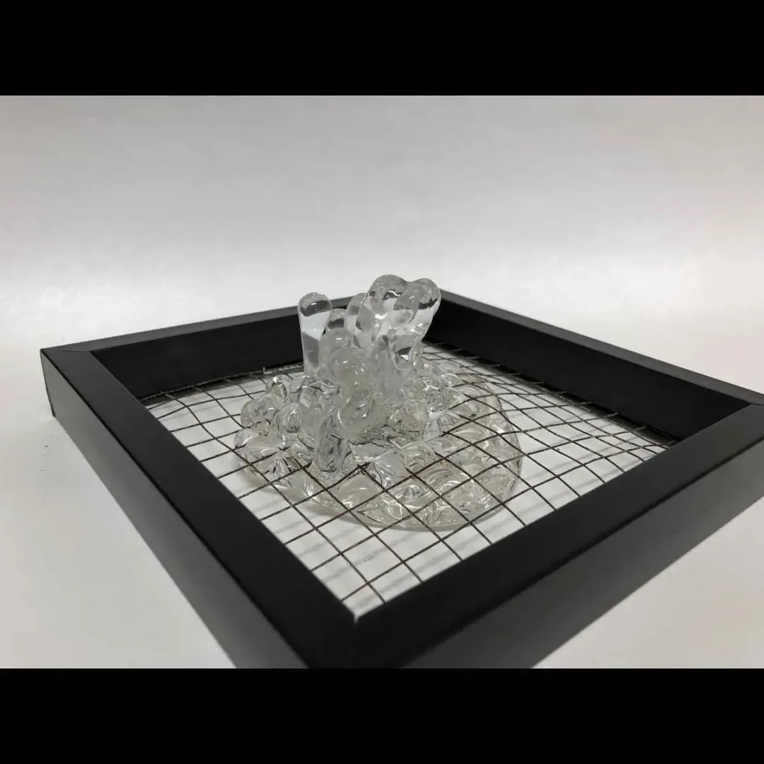 "İsimsiz" eseri ECEM YILMAZ tarafından 2018 yılında 25x25x10 cm ölçülerinde Sıcak Cam Şekillendirme tekniği ile yapılmıştır.