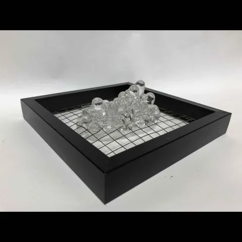 Bu eser ECEM YILMAZ tarafından 2018 yılında 25x25x10 cm ölçülerinde Sıcak Cam Şekillendirme tekniği ile yapılmıştır.