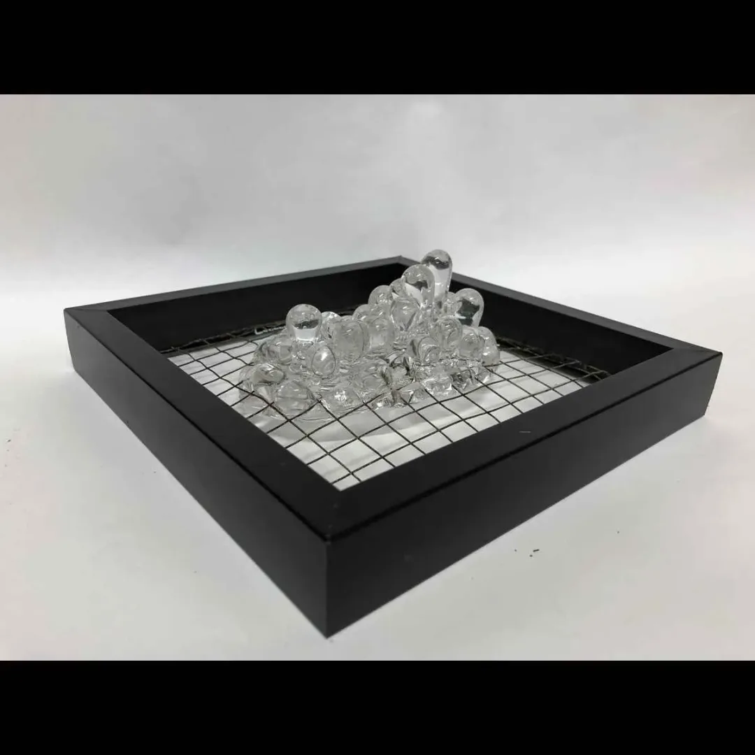 "İsimsiz" eseri ECEM YILMAZ tarafından 2018 yılında 25x25x10 cm ölçülerinde Sıcak Cam Şekillendirme tekniği ile yapılmıştır.