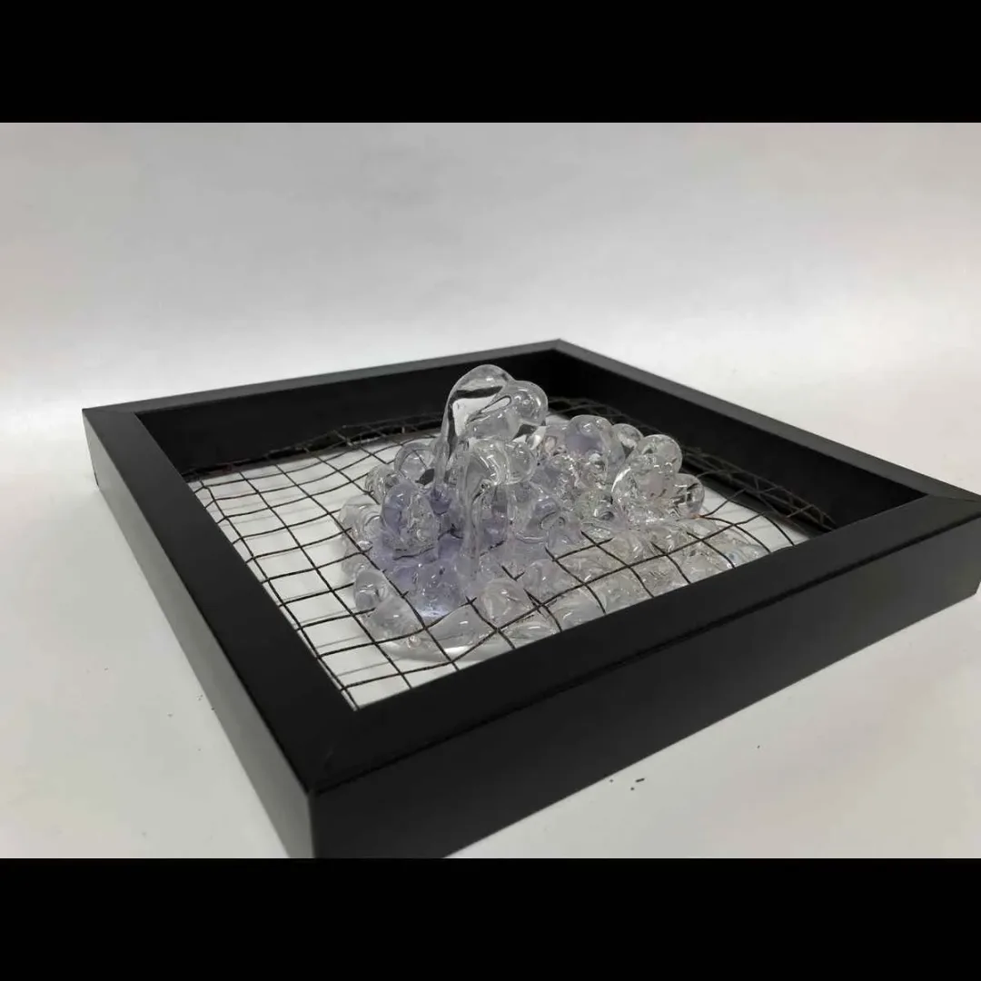 "İsimsiz" eseri ECEM YILMAZ tarafından 2018 yılında 25x25x10 cm ölçülerinde Sıcak Cam Şekillendirme tekniği ile yapılmıştır.