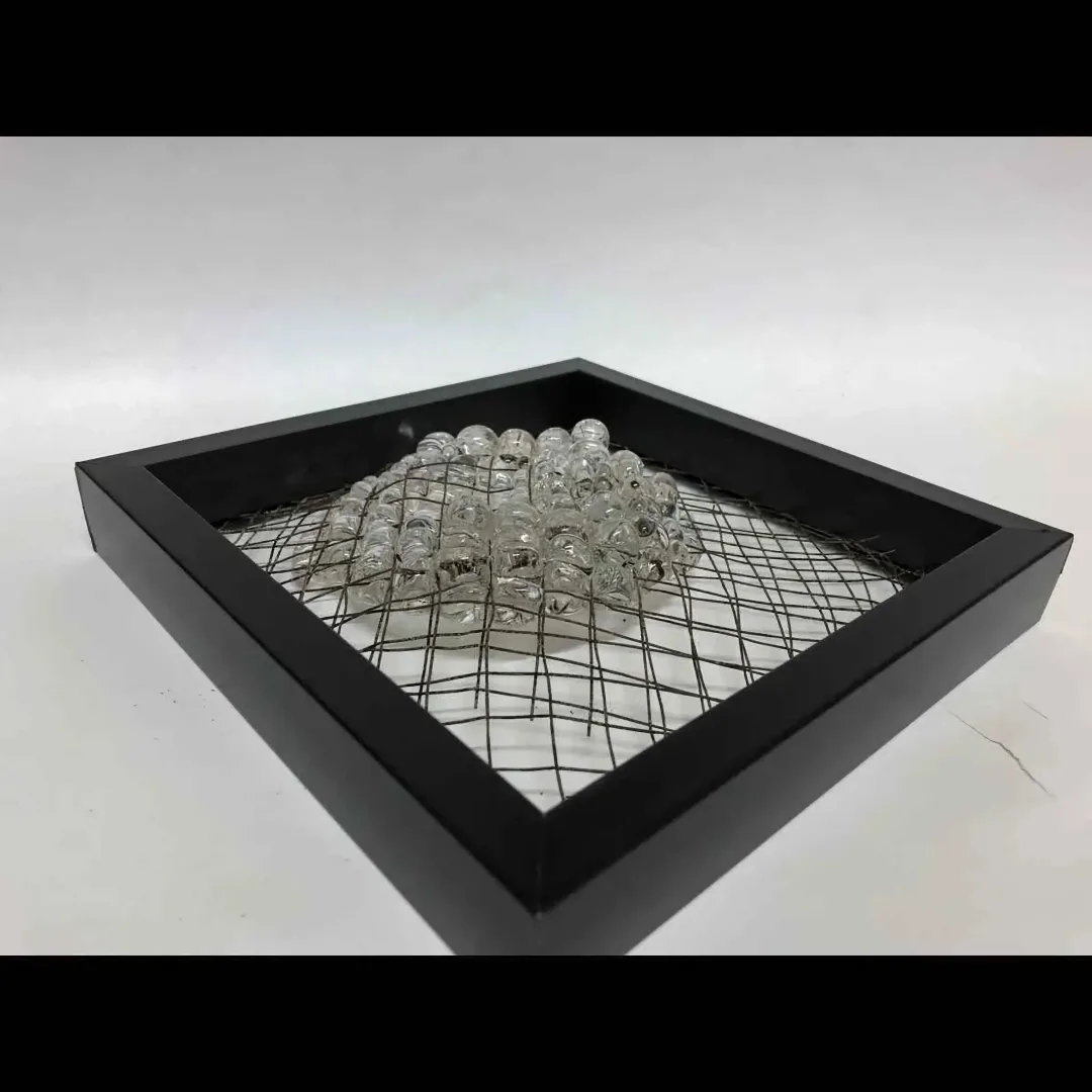 yakınlaştır "İsimsiz" eseri ECEM YILMAZ tarafından 2018 yılında 25x25x10 cm ölçülerinde Sıcak Cam Şekillendirme tekniği ile yapılmıştır.