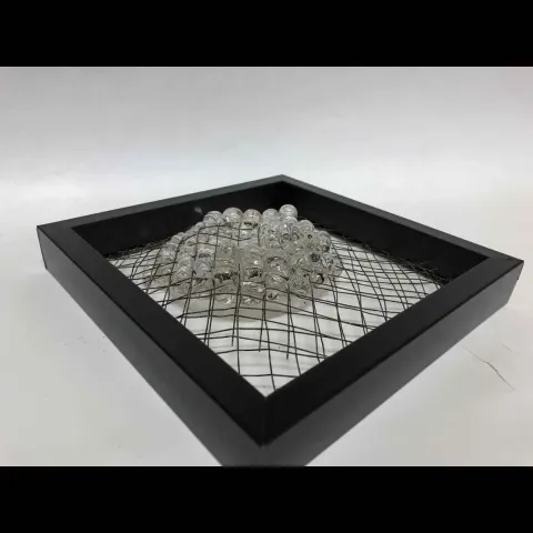 Bu eser ECEM YILMAZ tarafından 2018 yılında 25x25x10 cm ölçülerinde Sıcak Cam Şekillendirme tekniği ile yapılmıştır.