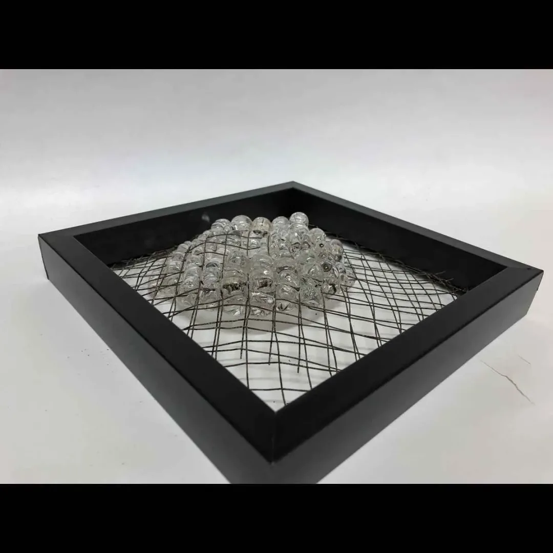 yakınlaştır "İsimsiz" eseri ECEM YILMAZ tarafından 2018 yılında 25x25x10 cm ölçülerinde Sıcak Cam Şekillendirme tekniği ile yapılmıştır.