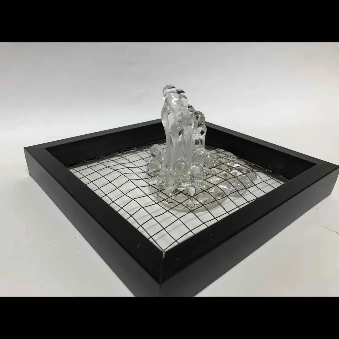 "İsimsiz" eseri ECEM YILMAZ tarafından 2018 yılında 25x25x10 cm ölçülerinde Sıcak Cam Şekillendirme tekniği ile yapılmıştır.