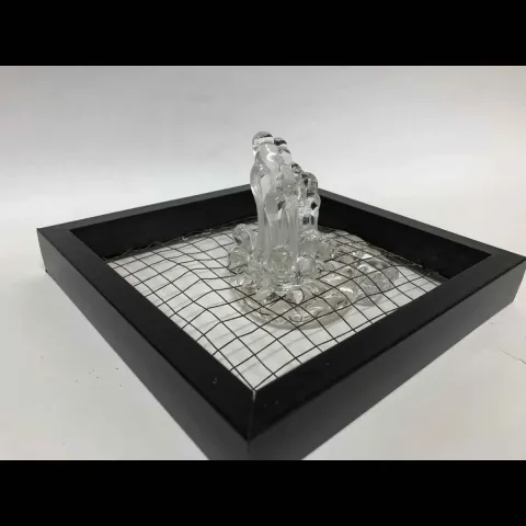 Bu eser ECEM YILMAZ tarafından 2018 yılında 25x25x10 cm ölçülerinde Sıcak Cam Şekillendirme tekniği ile yapılmıştır.