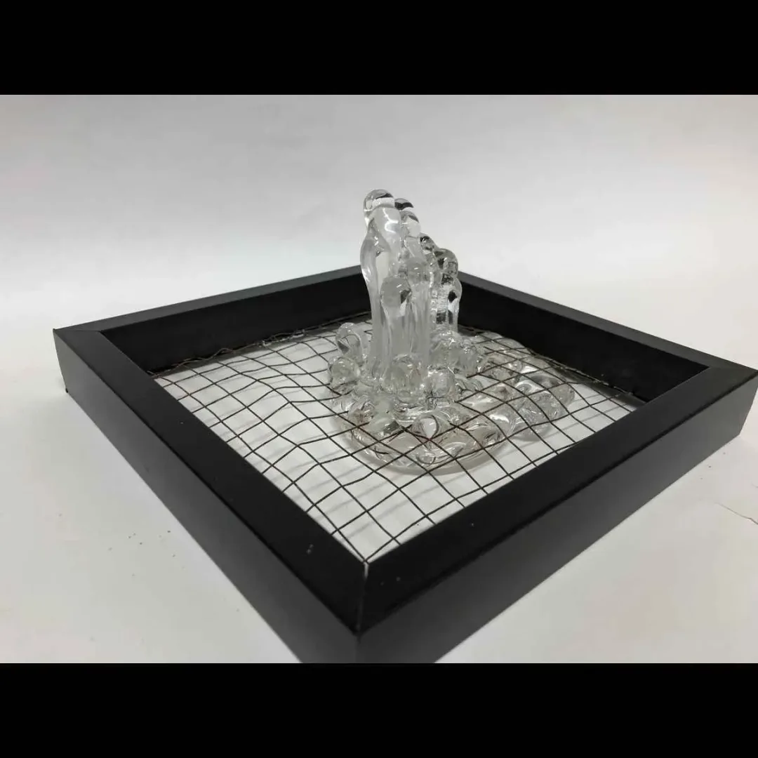 yakınlaştır "İsimsiz" eseri ECEM YILMAZ tarafından 2018 yılında 25x25x10 cm ölçülerinde Sıcak Cam Şekillendirme tekniği ile yapılmıştır.