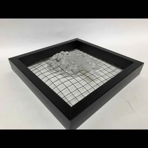 Bu eser ECEM YILMAZ tarafından 2018 yılında 25x25x10 cm ölçülerinde Sıcak Cam Şekillendirme tekniği ile yapılmıştır.
