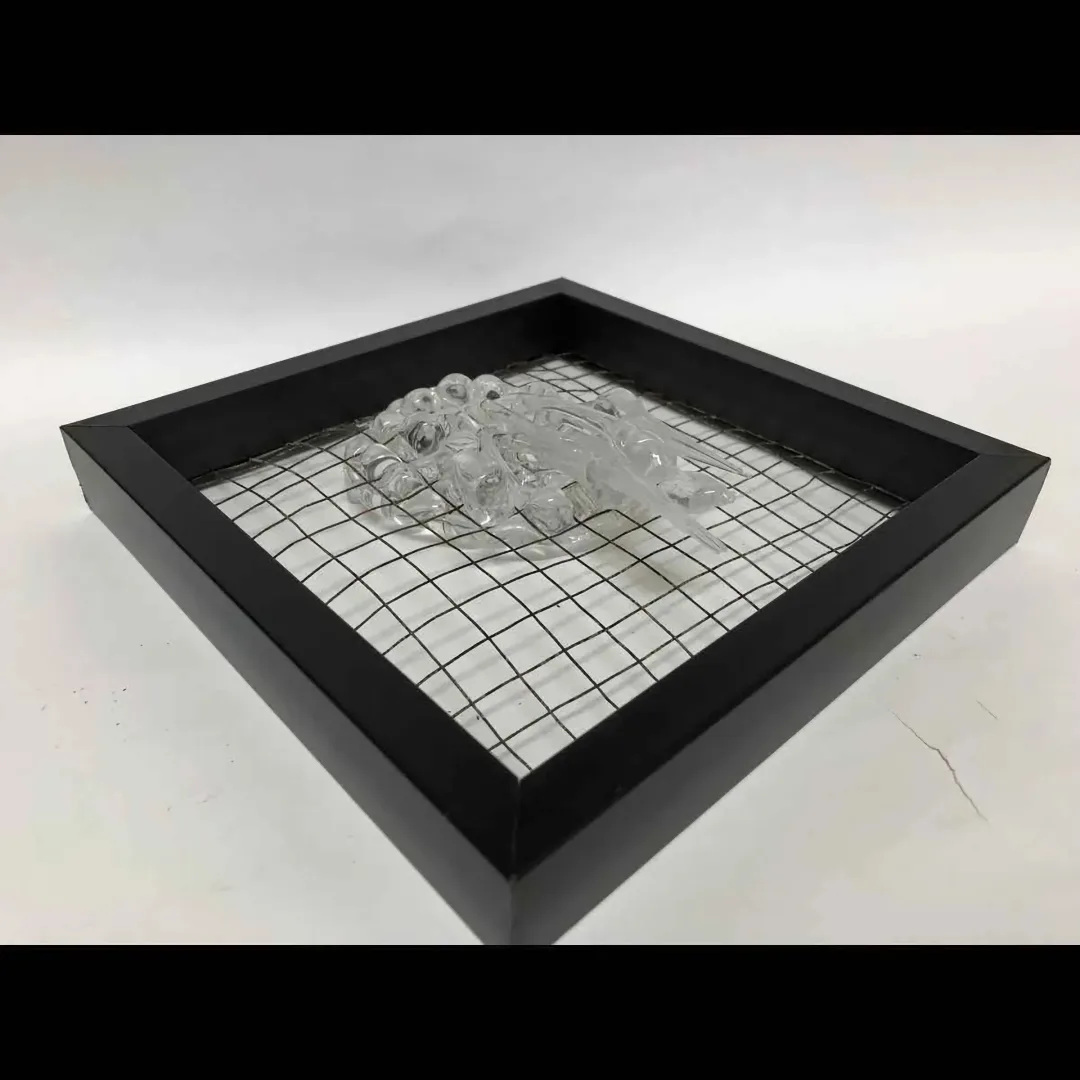 "İsimsiz" eseri ECEM YILMAZ tarafından 2018 yılında 25x25x10 cm ölçülerinde Sıcak Cam Şekillendirme tekniği ile yapılmıştır.