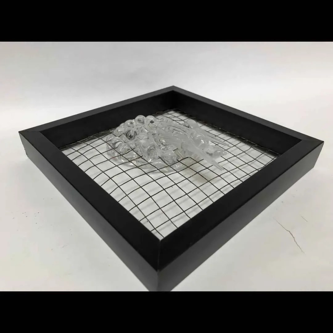 yakınlaştır "İsimsiz" eseri ECEM YILMAZ tarafından 2018 yılında 25x25x10 cm ölçülerinde Sıcak Cam Şekillendirme tekniği ile yapılmıştır.