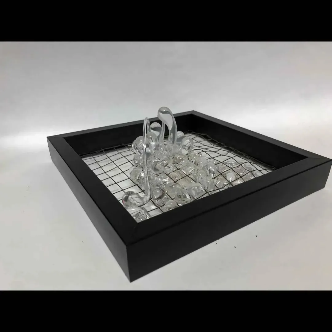 yakınlaştır "İsimsiz" eseri ECEM YILMAZ tarafından 2018 yılında 25x25x10 cm ölçülerinde Sıcak Cam Şekillendirme tekniği ile yapılmıştır.