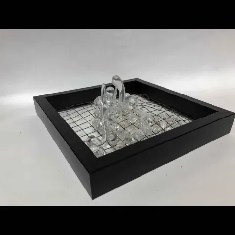 Bu eser ECEM YILMAZ tarafından 2018 yılında 25x25x10 cm ölçülerinde Sıcak Cam Şekillendirme tekniği ile yapılmıştır.