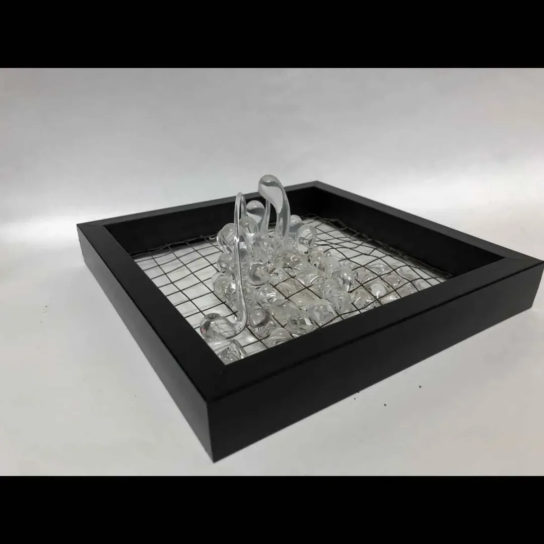 "İsimsiz" eseri ECEM YILMAZ tarafından 2018 yılında 25x25x10 cm ölçülerinde Sıcak Cam Şekillendirme tekniği ile yapılmıştır.