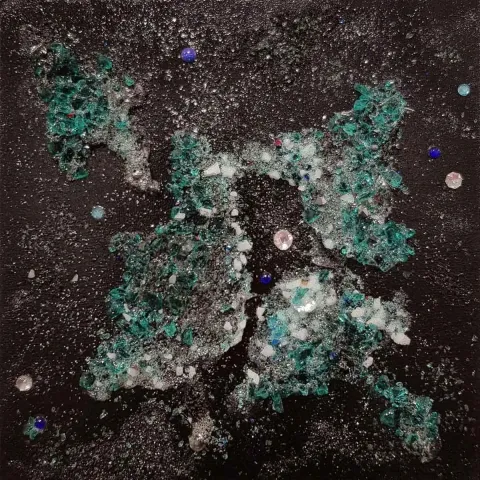 "Cosmos" eseri FİLİZ UZUNER tarafından 2018 yılında 25x25 cm ölçülerinde Tuval üzeri karışık teknik tekniği ile yapılmıştır.