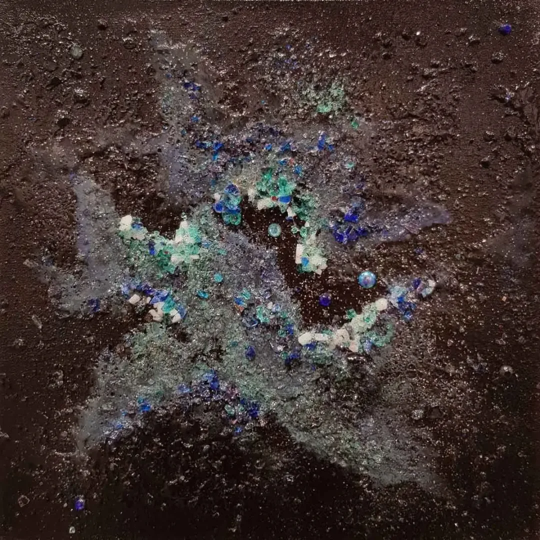 "Cosmos" eseri FİLİZ UZUNER tarafından 2018 yılında 25x25 cm ölçülerinde Tuval üzeri karışık teknik tekniği ile yapılmıştır.
