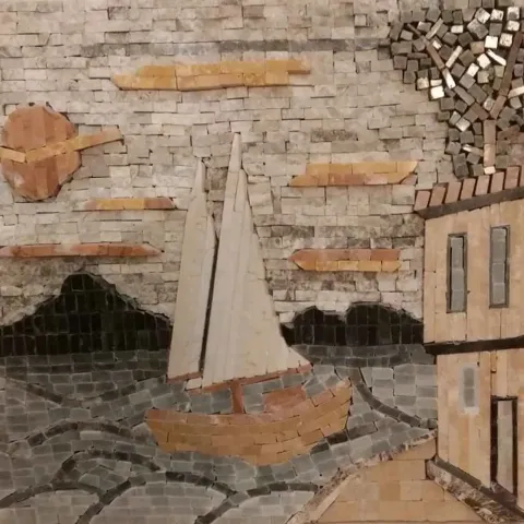 Bu eser HİLMİ TANRISEVER tarafından 2018 yılında 25x25 cm ölçülerinde Mermer Mozaik tekniği ile yapılmıştır.