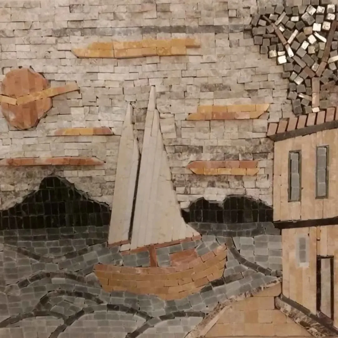 "İsimsiz" eseri HİLMİ TANRISEVER tarafından 2018 yılında 25x25 cm ölçülerinde Mermer Mozaik tekniği ile yapılmıştır.