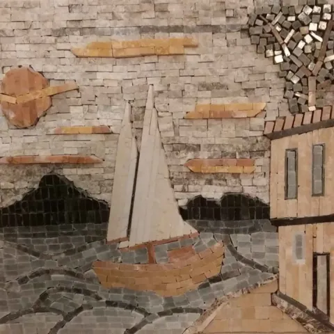 Bu eser HİLMİ TANRISEVER tarafından 2018 yılında 25x25 cm ölçülerinde Mermer Mozaik tekniği ile yapılmıştır.