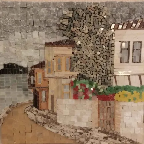 Bu eser HİLMİ TANRISEVER tarafından 2018 yılında 25x25 cm ölçülerinde Mermer Mozaik tekniği ile yapılmıştır.