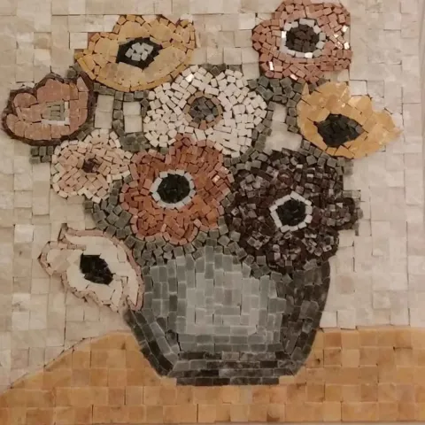 Bu eser HİLMİ TANRISEVER tarafından 2018 yılında 25x25 cm ölçülerinde Mermer Mozaik tekniği ile yapılmıştır.