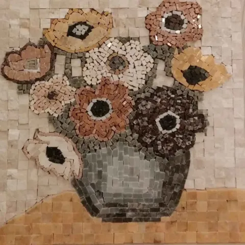 Bu eser HİLMİ TANRISEVER tarafından 2018 yılında 25x25 cm ölçülerinde Mermer Mozaik tekniği ile yapılmıştır.