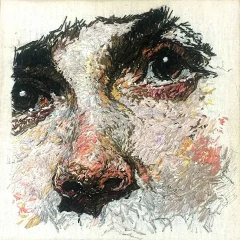Bu eser KÜBRA ARSLAN tarafından 2018 yılında 25x25 cm ölçülerinde Tuval üzeri iplik dokuma tekniği ile yapılmıştır.