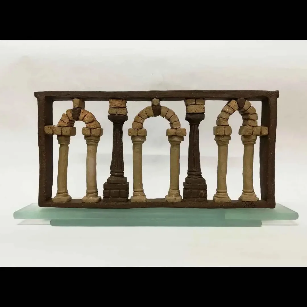 "Arch Brothers" eseri METE BAHTİYAR KARATAŞ tarafından 2018 yılında 29x18x6 cm ölçülerinde Elle Şekillendirme Stoneware tekniği ile yapılmıştır.