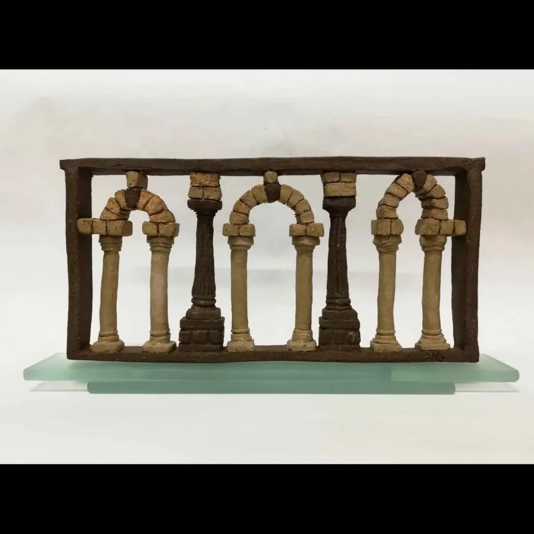 yakınlaştır "Arch Brothers" eseri METE BAHTİYAR KARATAŞ tarafından 2018 yılında 29x18x6 cm ölçülerinde Elle Şekillendirme Stoneware tekniği ile yapılmıştır.