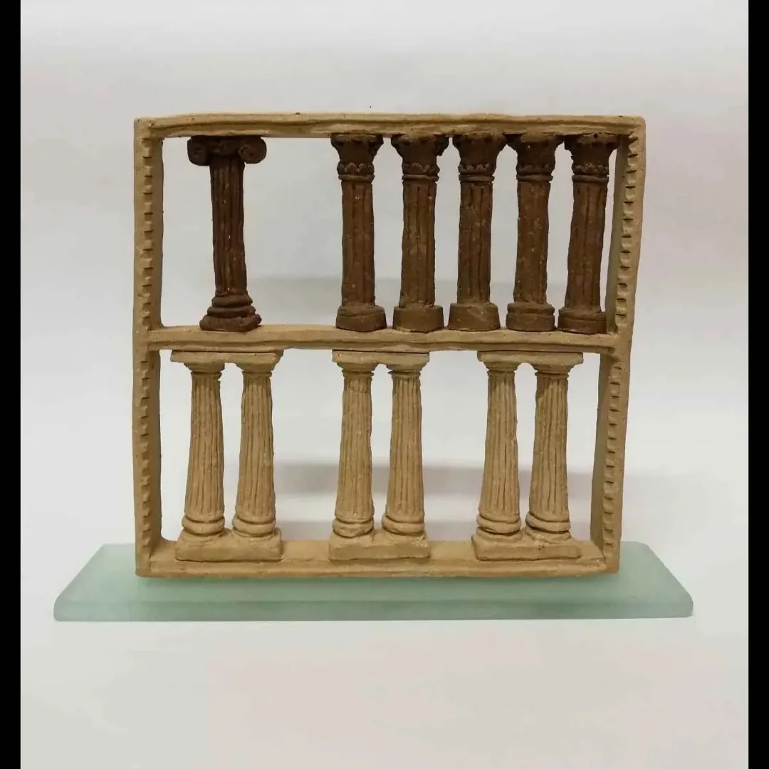 "Byzantion Numbers" eseri METE BAHTİYAR KARATAŞ tarafından 2018 yılında 28x24x6 cm ölçülerinde Elle Şekillendirme Stoneware tekniği ile yapılmıştır.