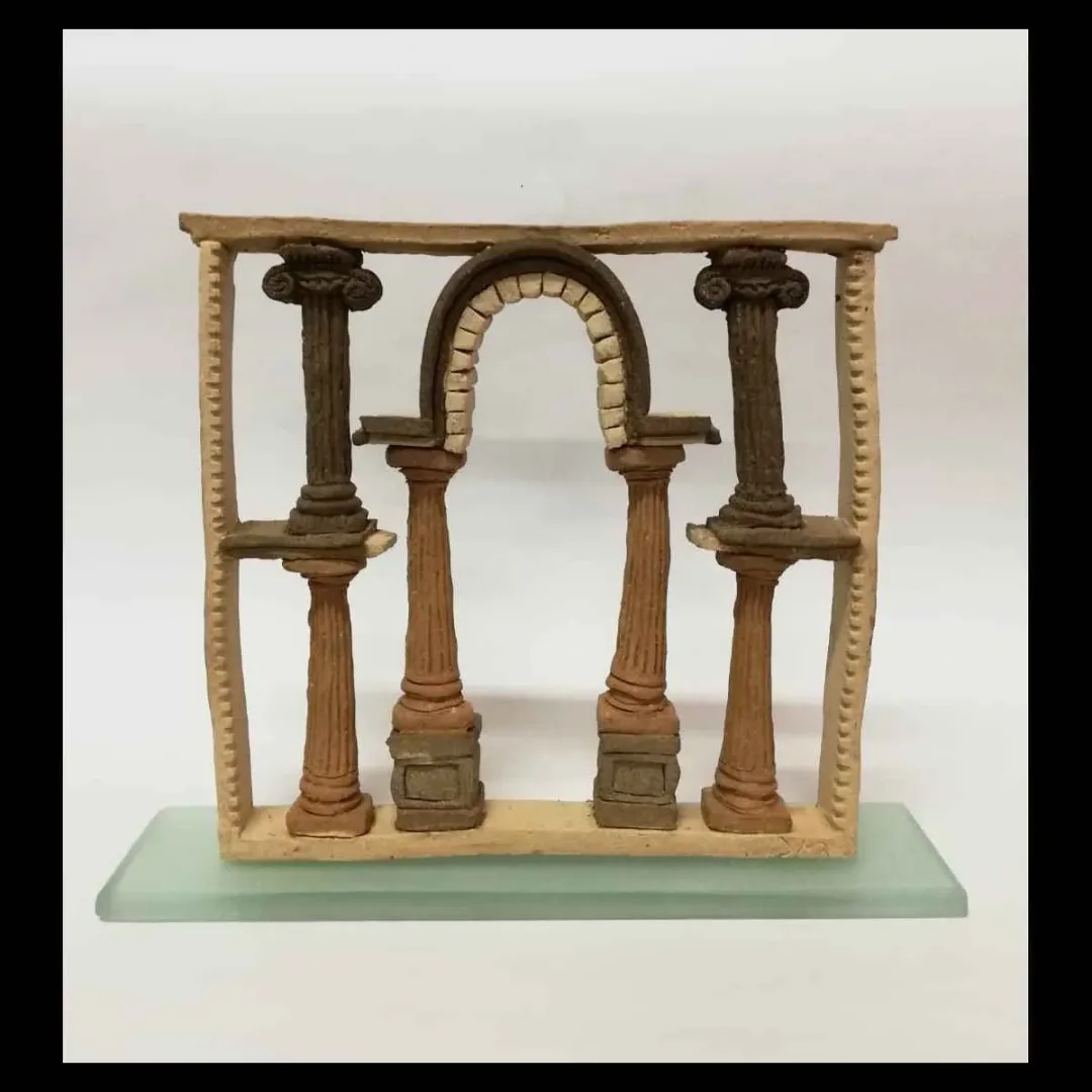 "Persian Dream" eseri METE BAHTİYAR KARATAŞ tarafından 2018 yılında 26x27x6 cm ölçülerinde Elle Şekillendirme Stoneware tekniği ile yapılmıştır.