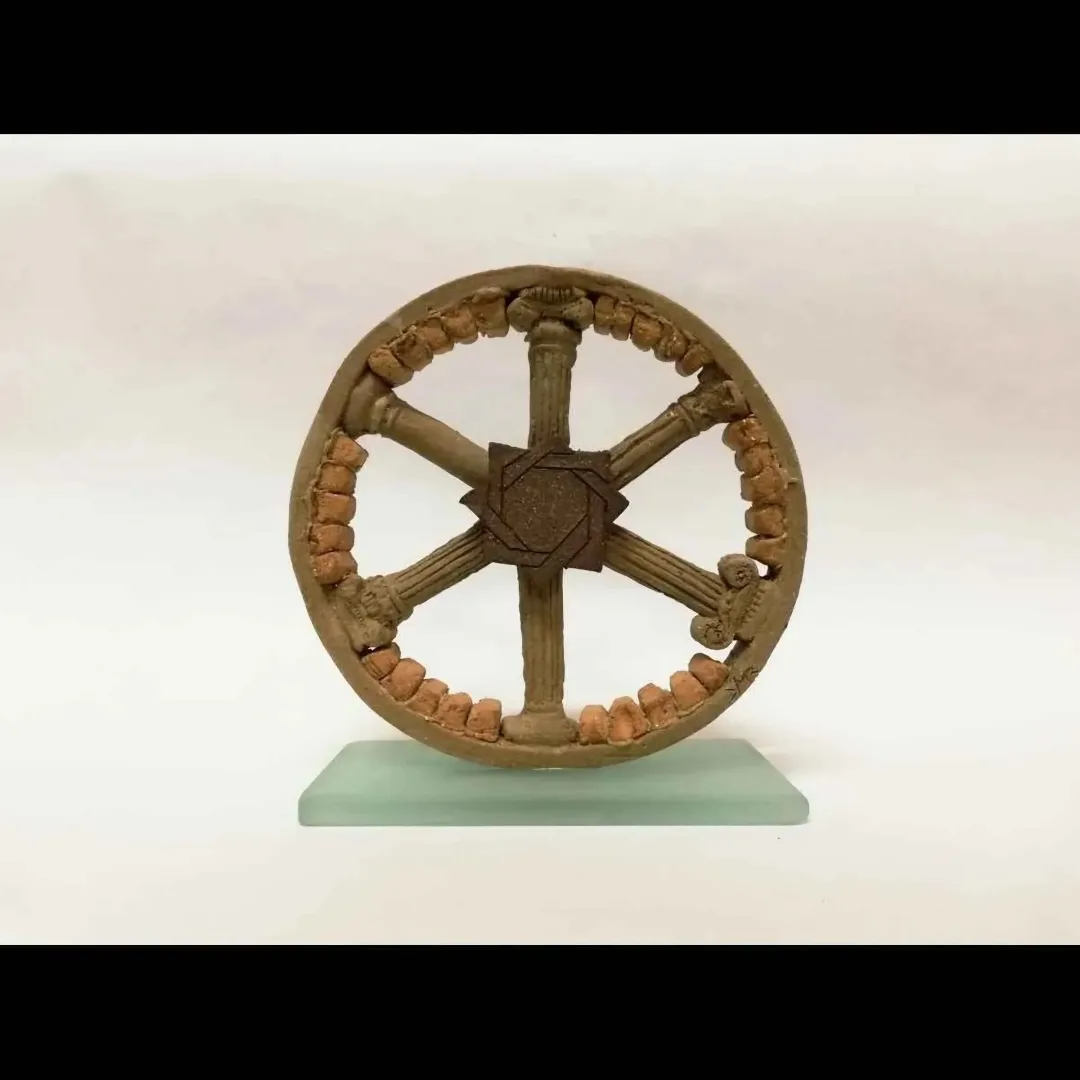 "Jewish Column" eseri METE BAHTİYAR KARATAŞ tarafından 2018 yılında 20x21x6 cm ölçülerinde Elle Şekillendirme Stoneware tekniği ile yapılmıştır.