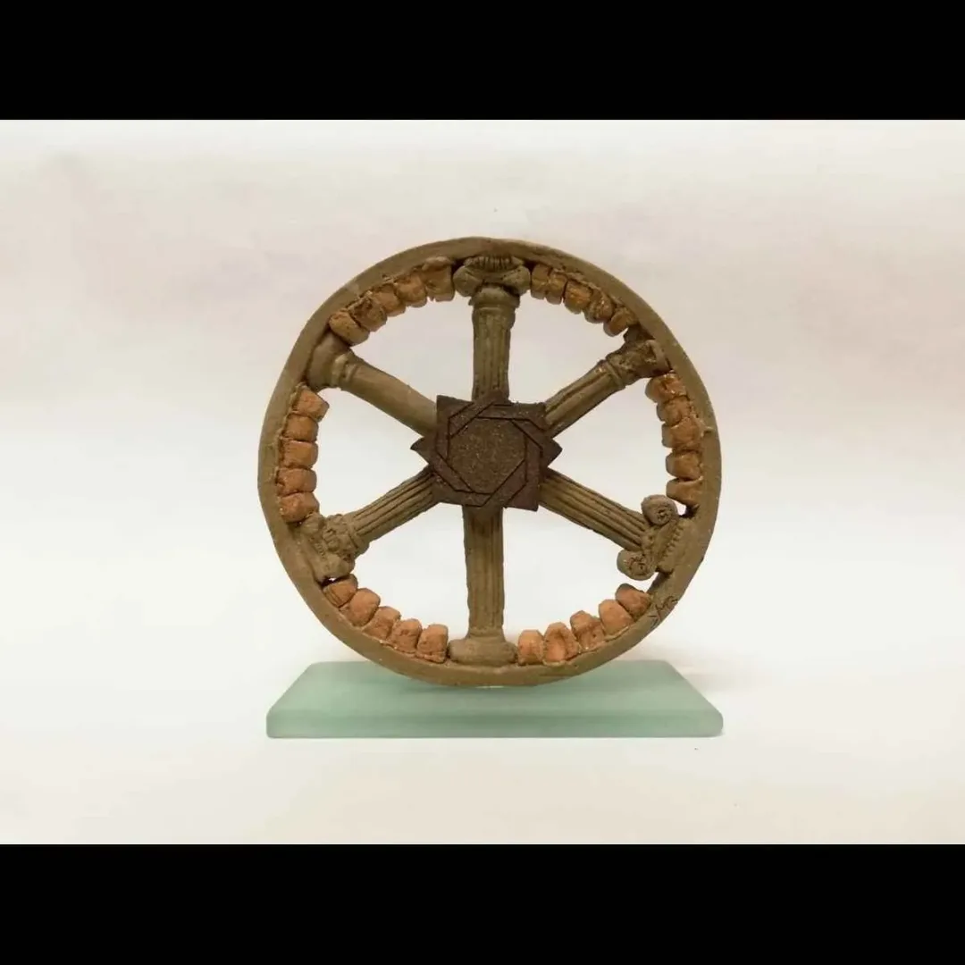 "Jewish Column" eseri METE BAHTİYAR KARATAŞ tarafından 2018 yılında 20x21x6 cm ölçülerinde Elle Şekillendirme Stoneware tekniği ile yapılmıştır.