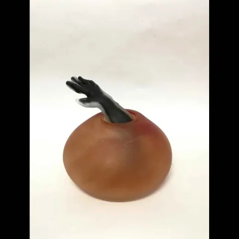 "Dark Holder" eseri METE BAHTİYAR KARATAŞ tarafından 2018 yılında 19x18x17 cm ölçülerinde Sıcak cam serbest şekillendirme tekniği ile yapılmıştır.