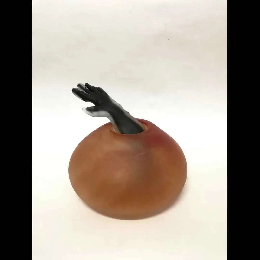 "Dark Holder" eseri METE BAHTİYAR KARATAŞ tarafından 2018 yılında 19x18x17 cm ölçülerinde Sıcak cam serbest şekillendirme tekniği ile yapılmıştır.