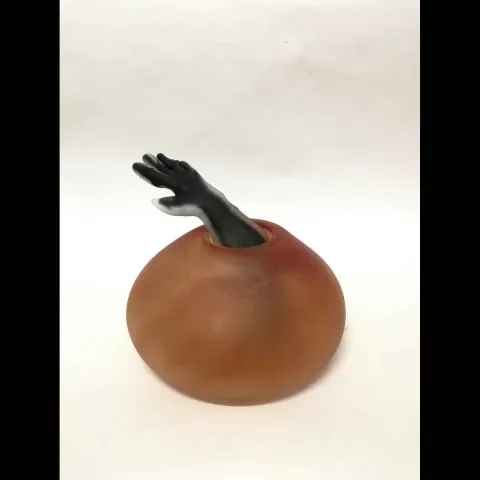 METE BAHTİYAR KARATAŞ — “Dark Holder”, 2018 "Dark Holder" eseri METE BAHTİYAR KARATAŞ tarafından 2018 yılında 19x18x17 cm ölçülerinde Sıcak cam serbest şekillendirme tekniği ile yapılmıştır.