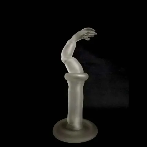 "Hand Arch" eseri METE BAHTİYAR KARATAŞ tarafından 2018 yılında 30x12x13 cm ölçülerinde Sıcak cam serbest şekillendirme tekniği ile yapılmıştır.