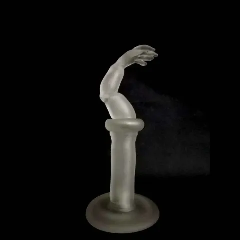 METE BAHTİYAR KARATAŞ — “Hand Arch”, 2018 "Hand Arch" eseri METE BAHTİYAR KARATAŞ tarafından 2018 yılında 30x12x13 cm ölçülerinde Sıcak cam serbest şekillendirme tekniği ile yapılmıştır.