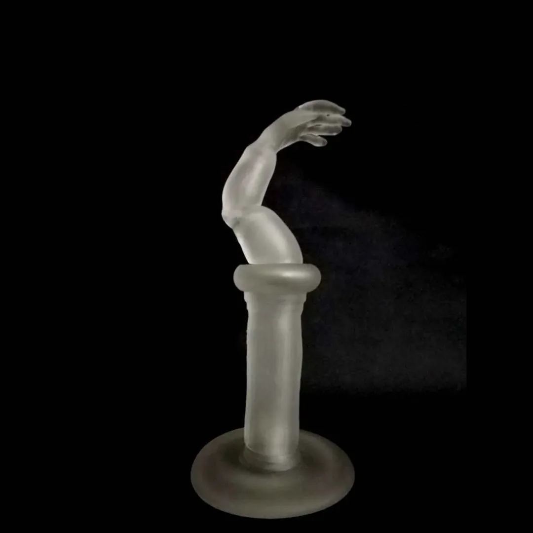 yakınlaştır "Hand Arch" eseri METE BAHTİYAR KARATAŞ tarafından 2018 yılında 30x12x13 cm ölçülerinde Sıcak cam serbest şekillendirme tekniği ile yapılmıştır.